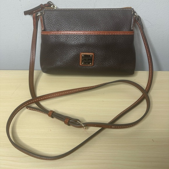 Dooney & Bourke Handbags - Dooney & Bourke vintage Crossbody